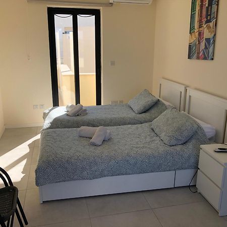 The Sea Across The Road Penthouse 5 Daire St. Paul's Bay Dış mekan fotoğraf