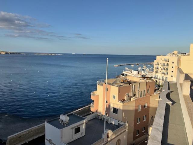 The Sea Across The Road Penthouse 5 Daire St. Paul's Bay Dış mekan fotoğraf